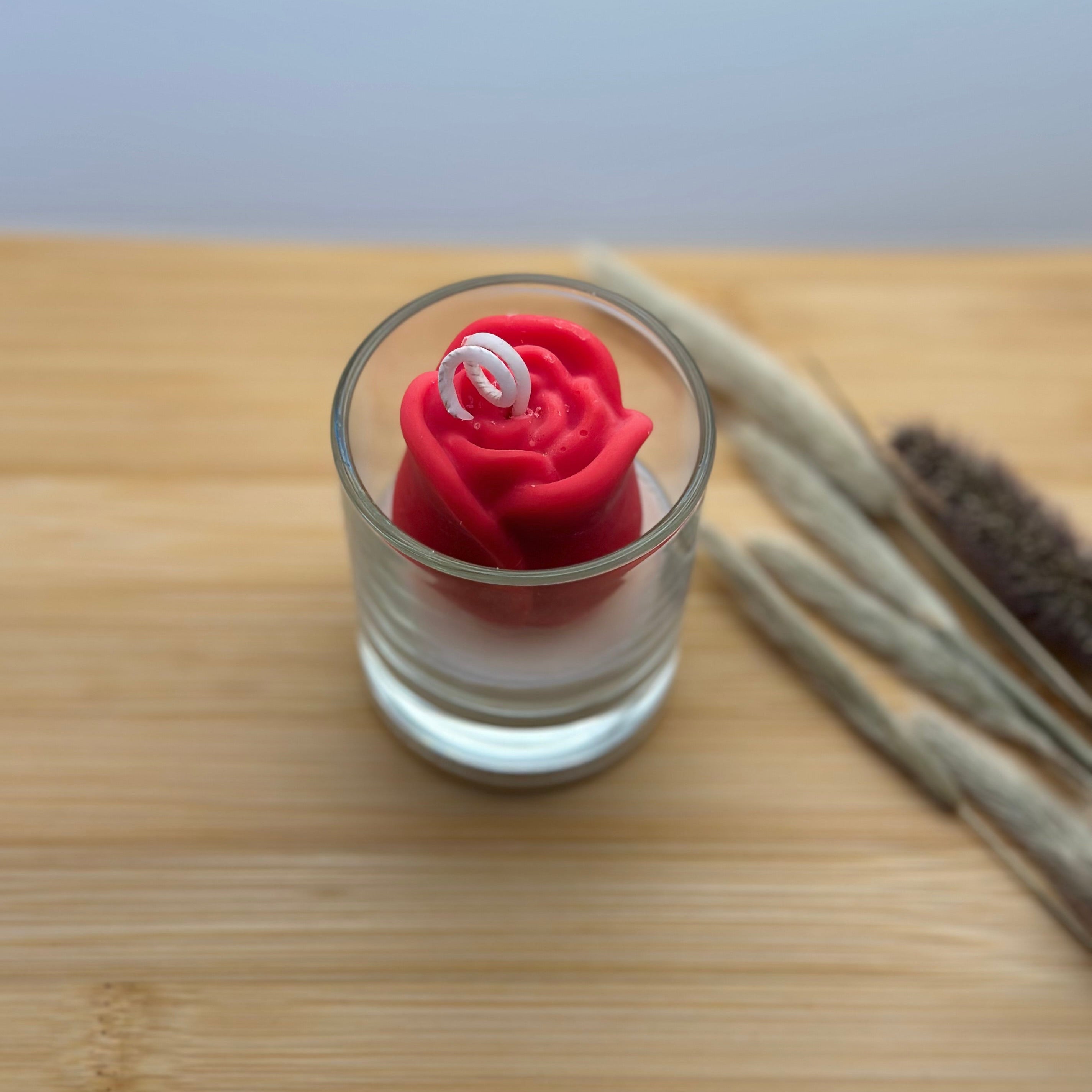Bovenaanzicht van Petit Roos kaars met rode roos in glas – kers en chocolade geur