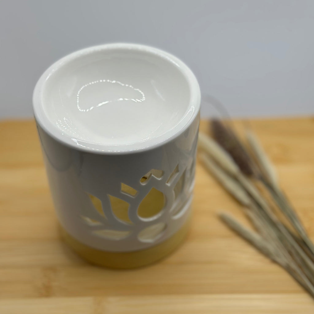 Bovenaanzicht van het witte keramieken schaaltje van de lotusbloem waxbrander