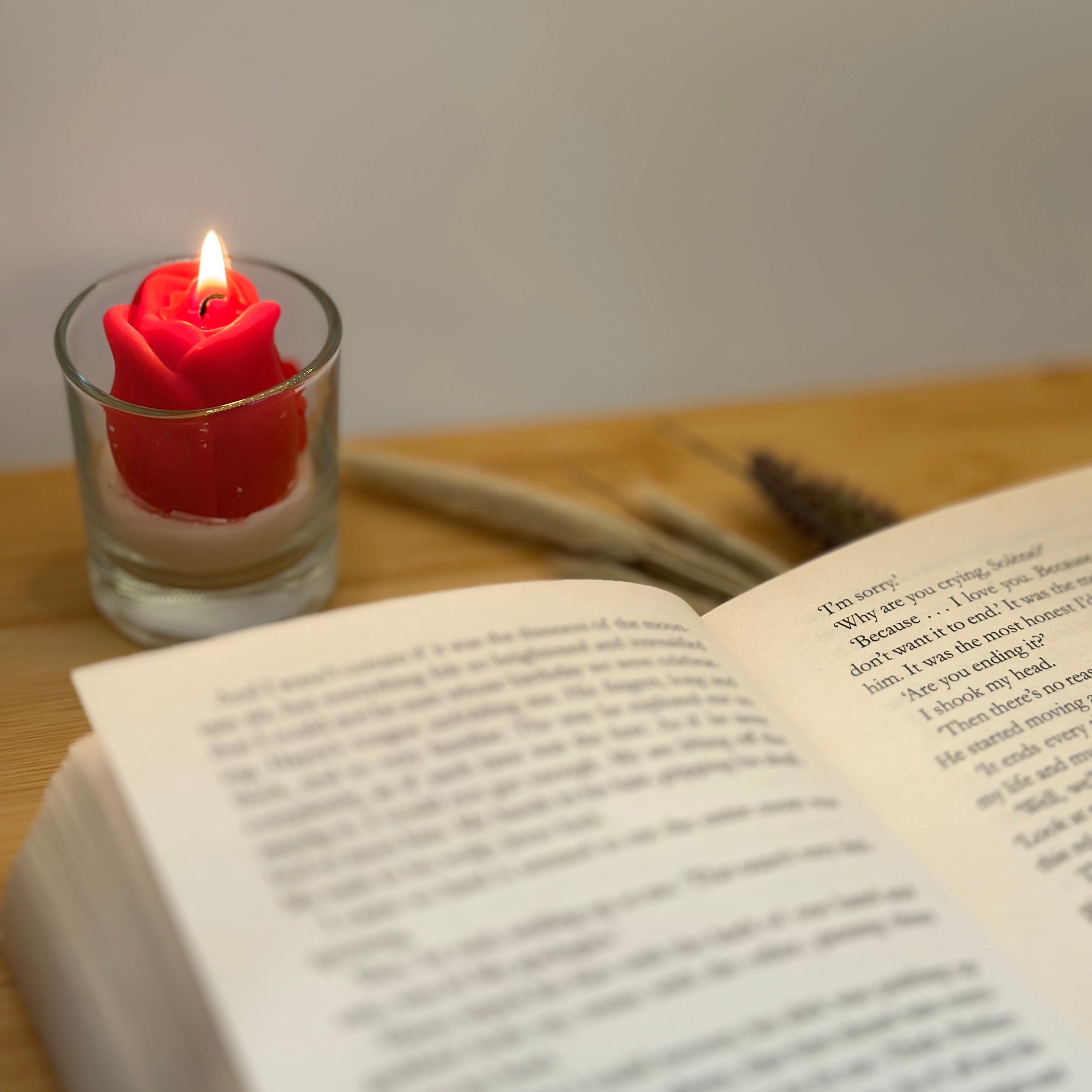 Brandende Petit Roos geurkaars met rode roos – kers en donkere chocolade geur voor een warme sfeer