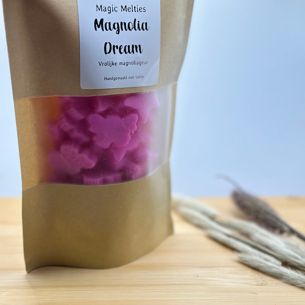 Close-up van Magic Melties Magnolia Dream in verpakking met fuchsia vlinder wax melts