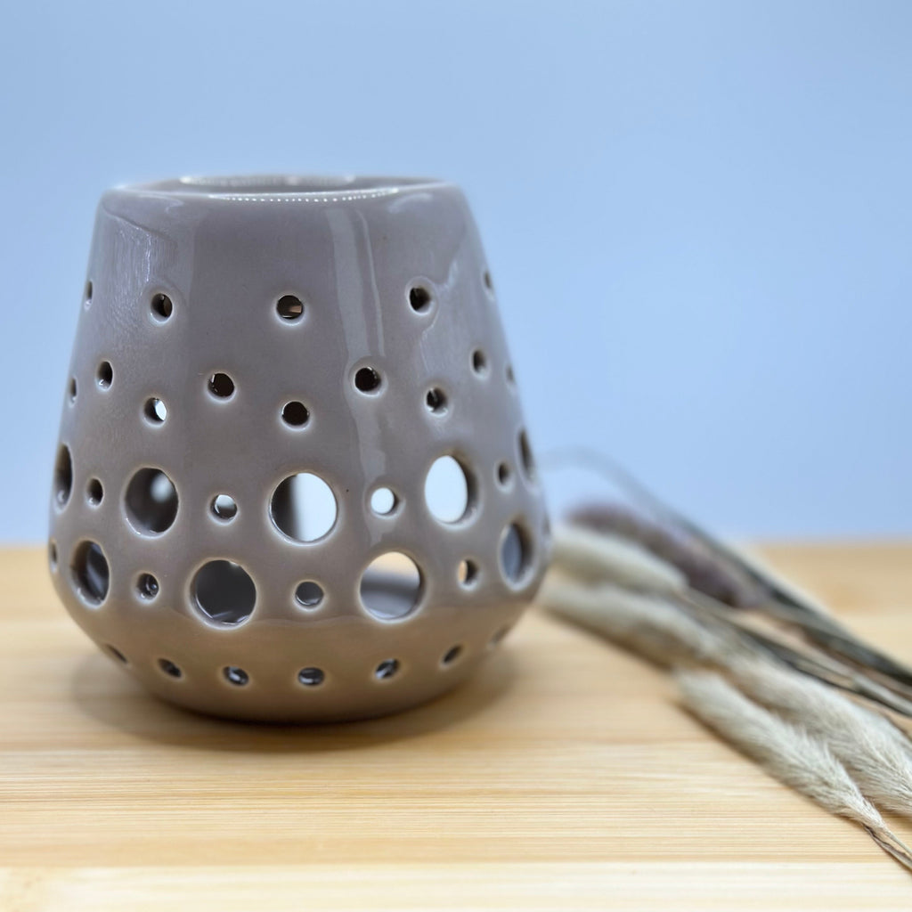 Close-up van grijze waxbrander met verschillende formaten ronde openingen