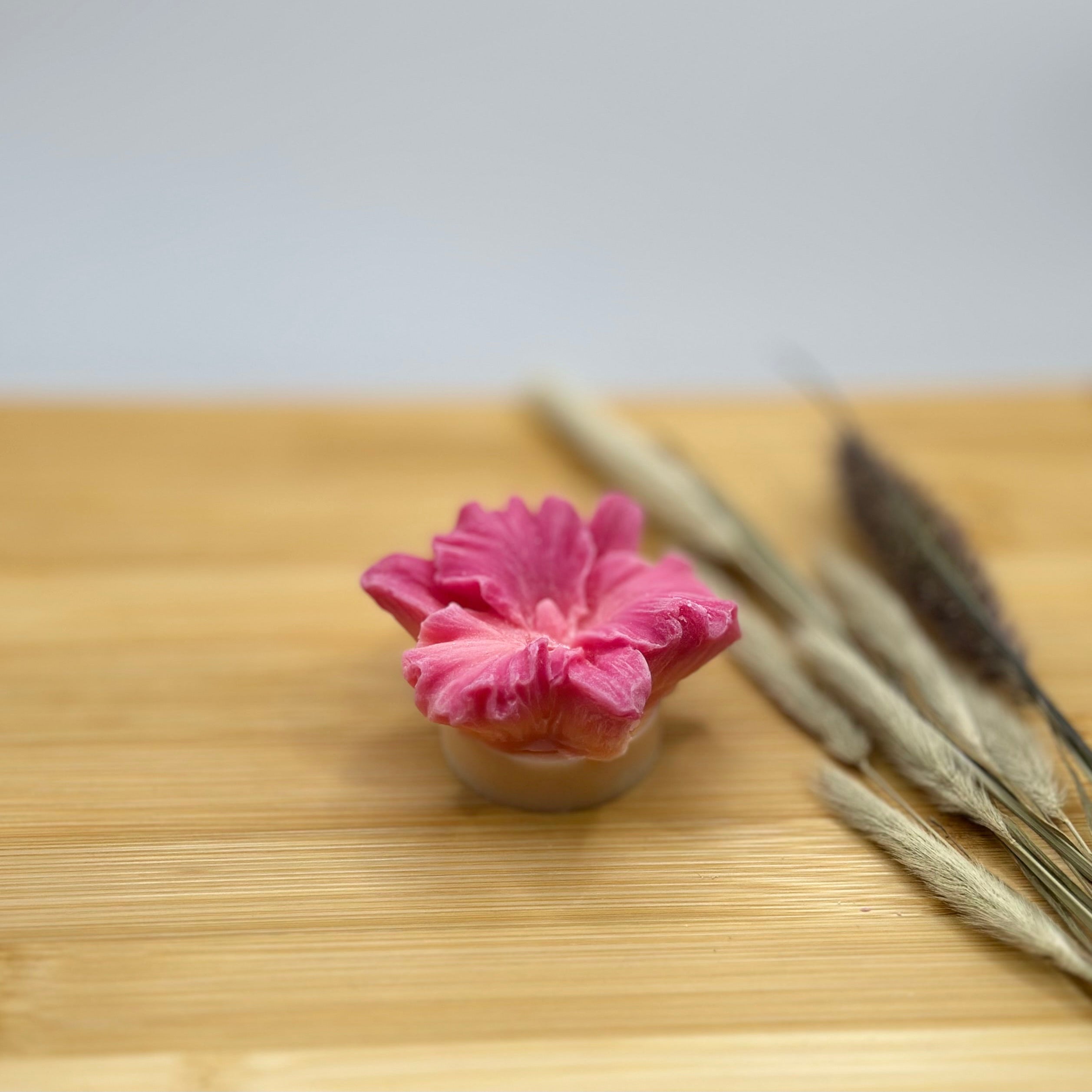 Enkele Magnolia Muse wax melt in magnolia bloemvorm met zachte bloemige geur