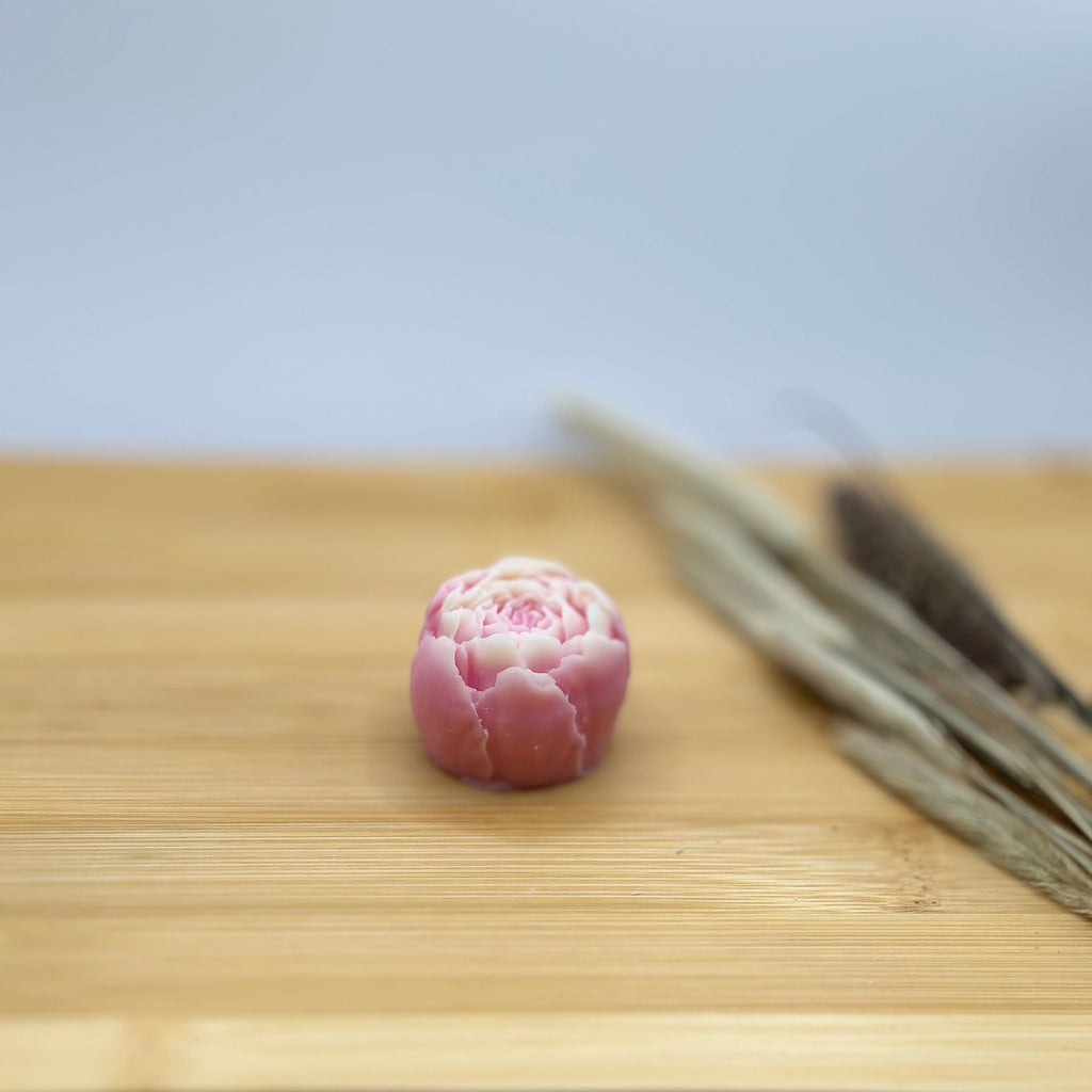 Detail van pioenroos wax melt Blooming Moments – handgemaakt van koolzaadwas met pioenroos en vanille