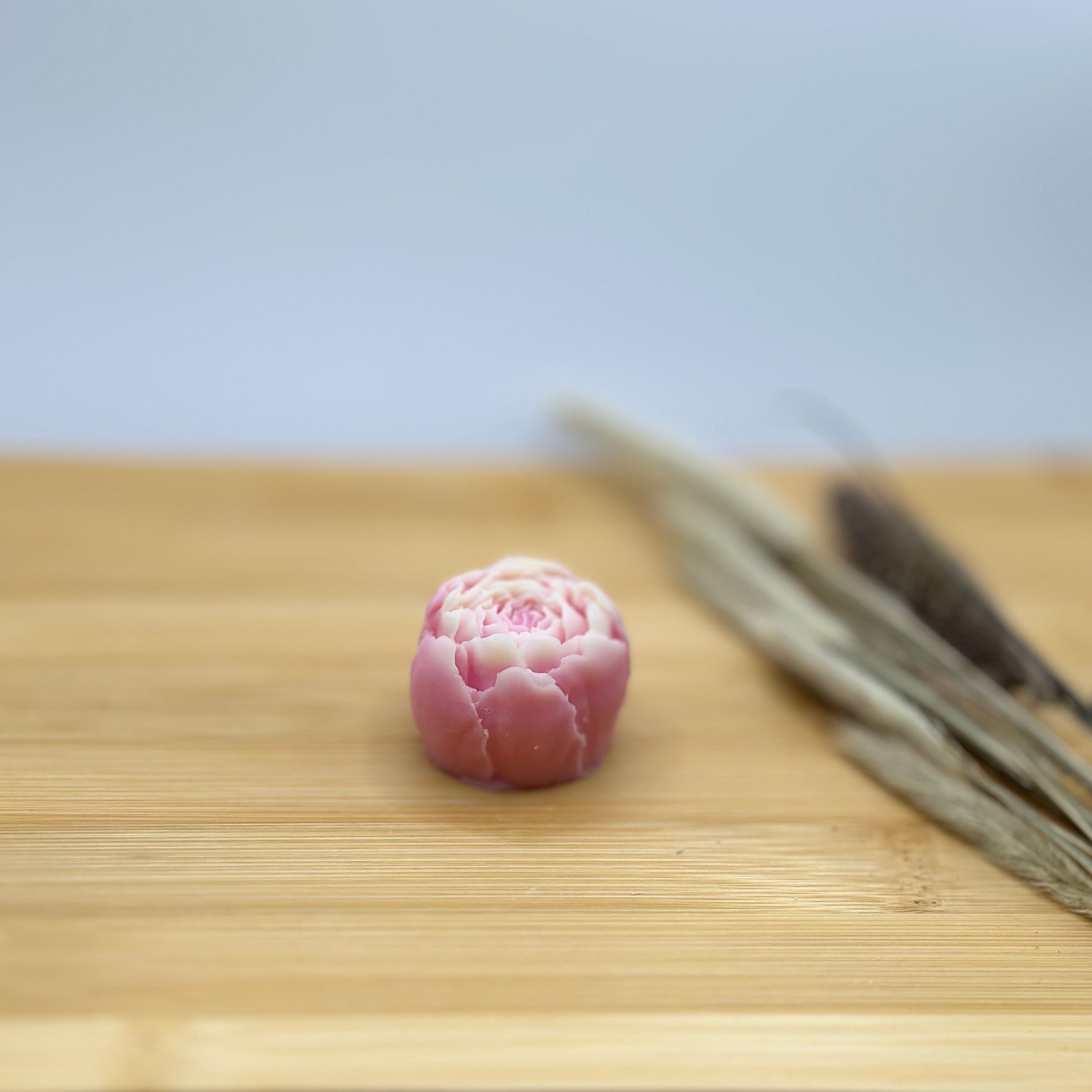 Detail van pioenroos wax melt Blooming Moments – handgemaakt van koolzaadwas met pioenroos en vanille