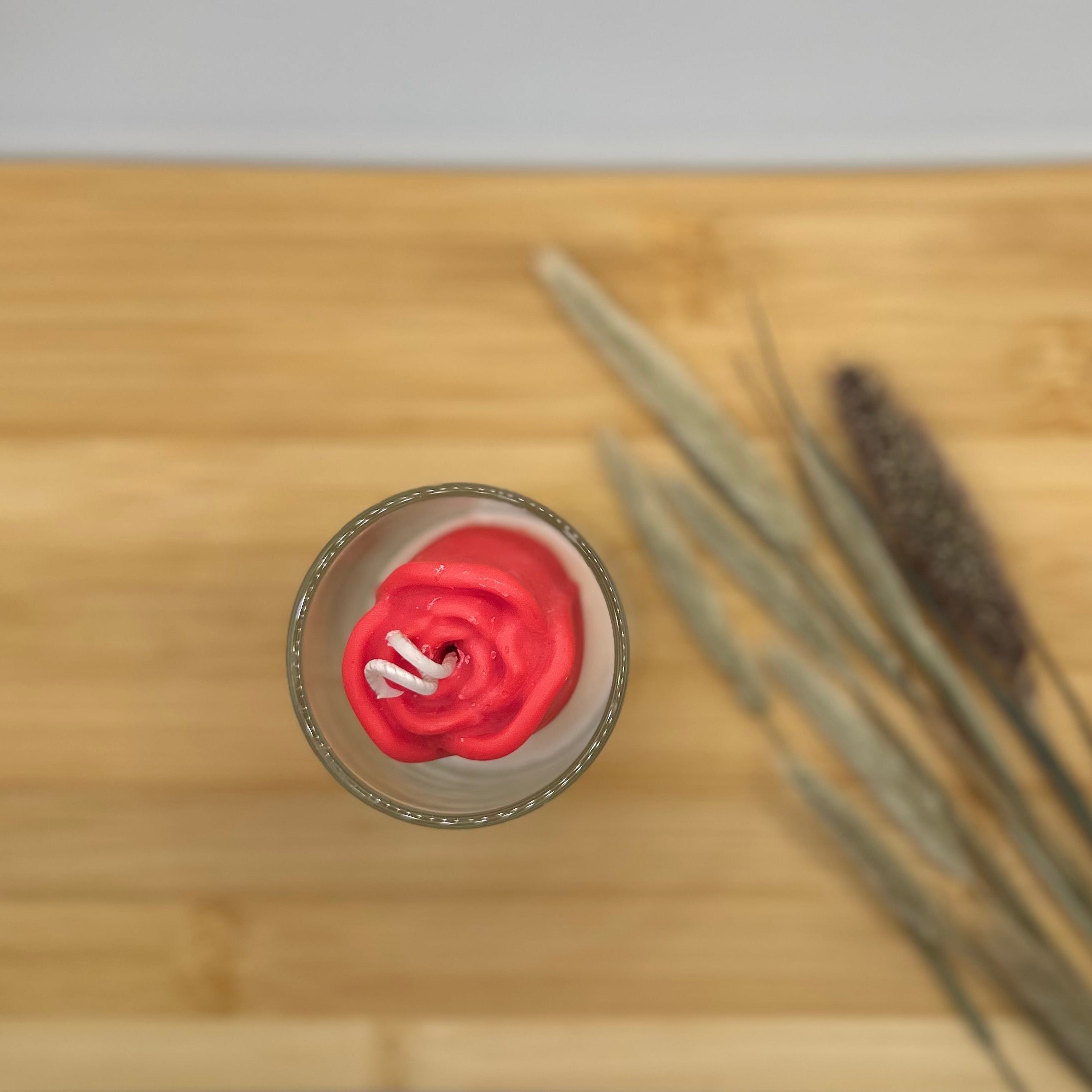 Detail van rode roos geurkaars in glas – Petit Roos met warme kers en chocolade geur