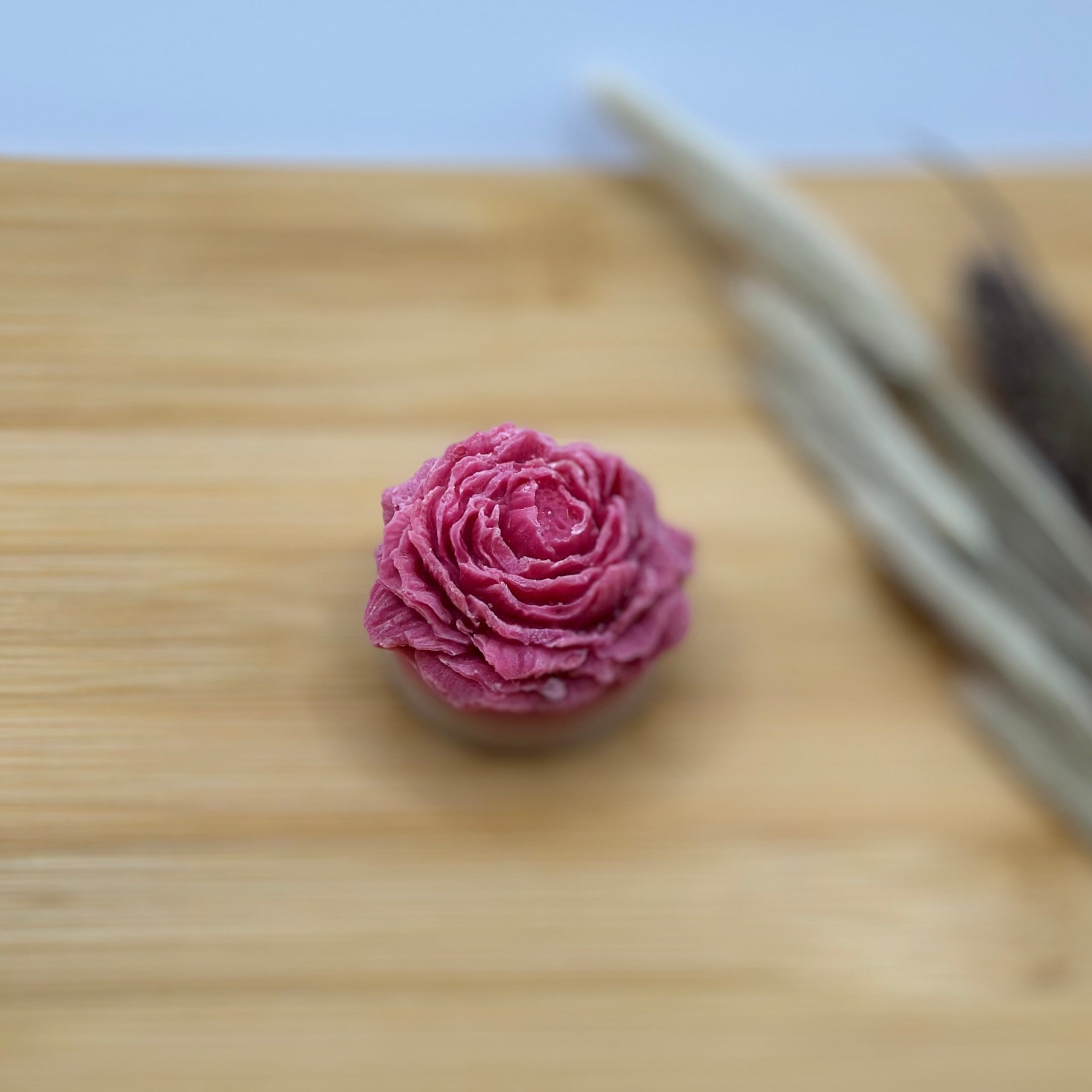 Detail van rozen wax melt Tearose Treat met fresia en roos geur