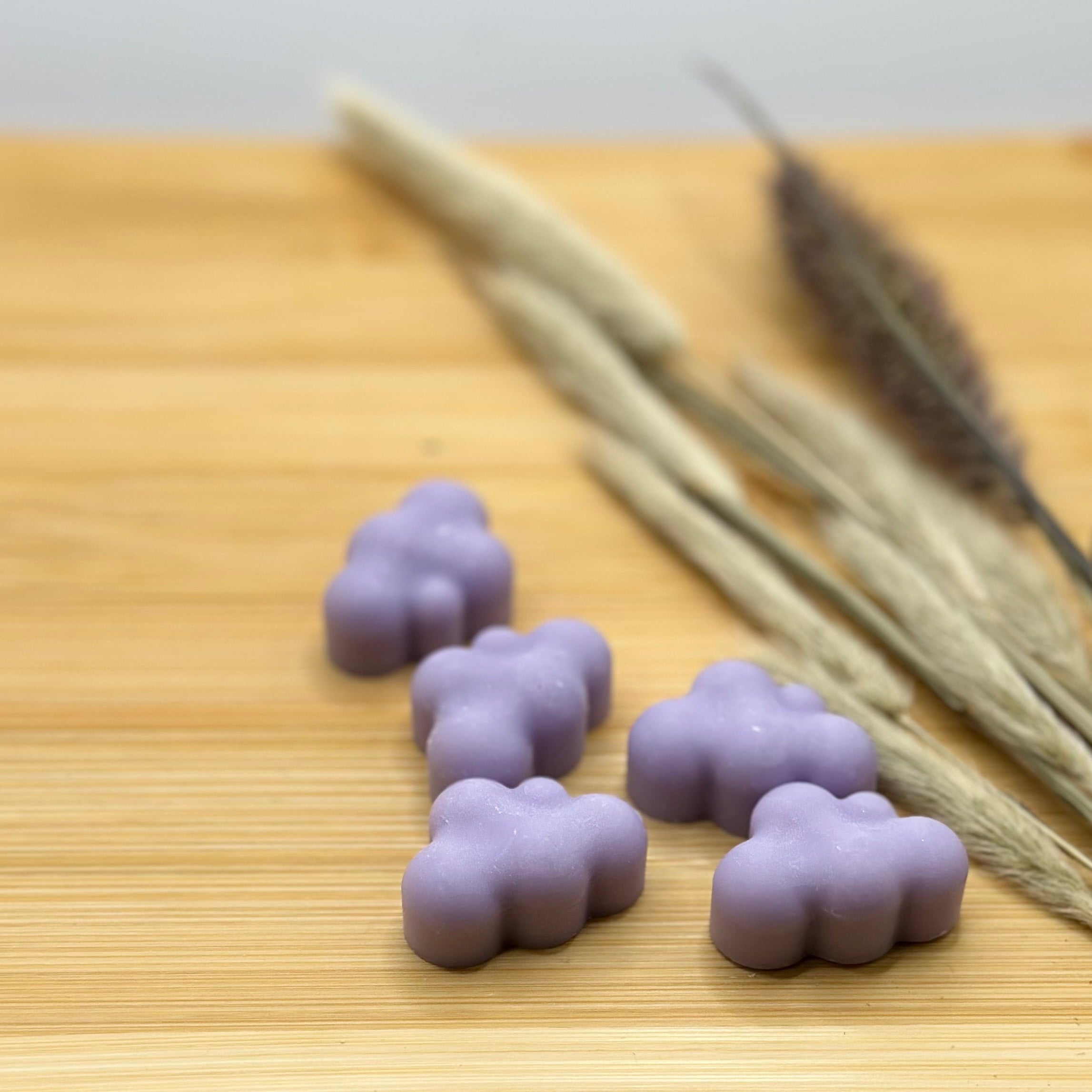 Lavender Calm wax melts met lavendel geur in wolkvorm op houten ondergrond