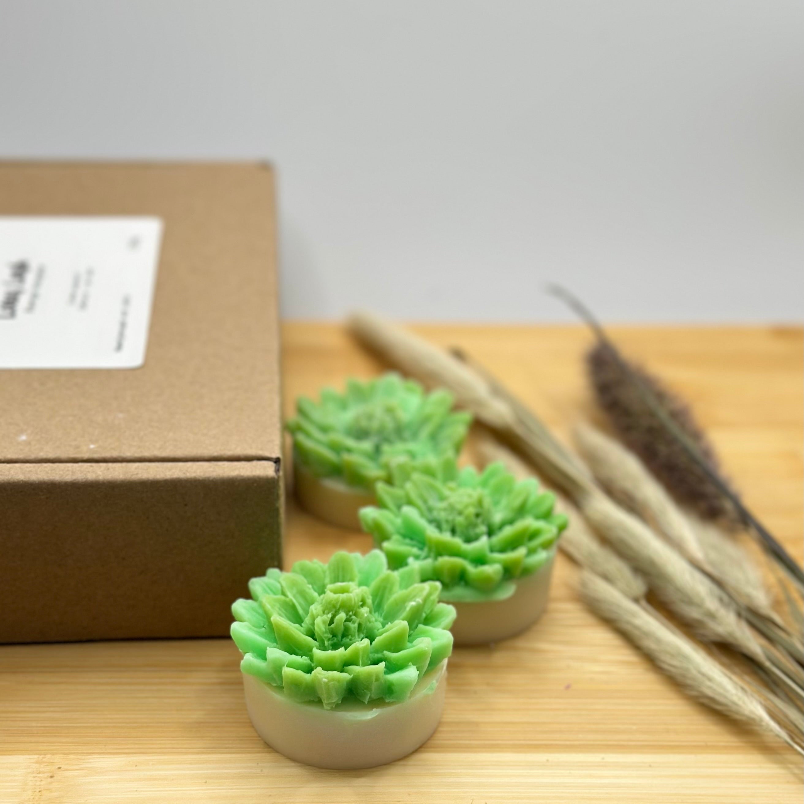 Lotus Lush lotus en vijg wax melts – groene bloemvormige melts op houten ondergrond