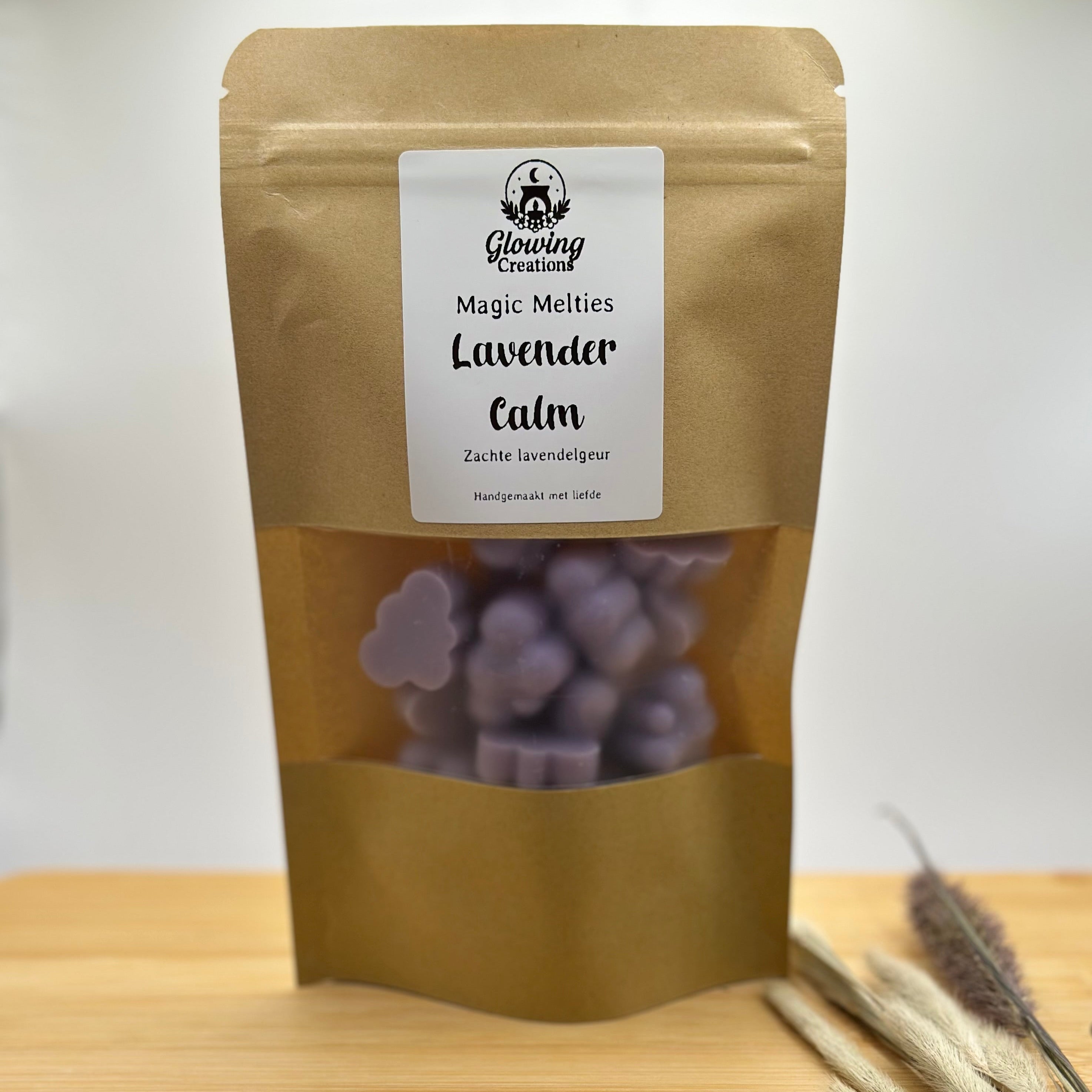 Magic Melties Lavender Calm wax melts met lavendel geur in hersluitbare kraft verpakking op houten ondergrond