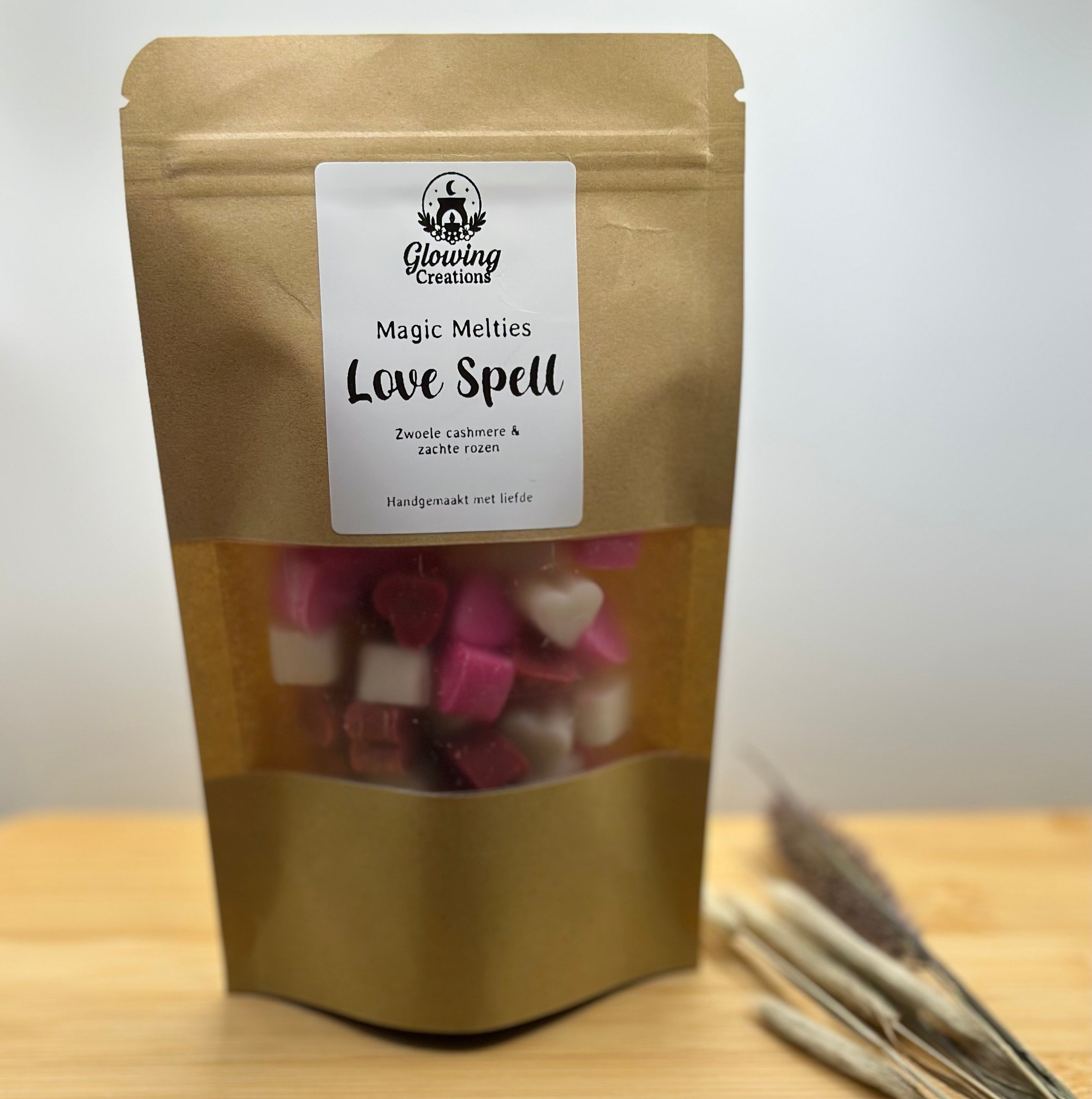 Magic Melties Love Spell met cashmere en rozengeur in kraft zakje met roze, witte en rode hartjes wax melts