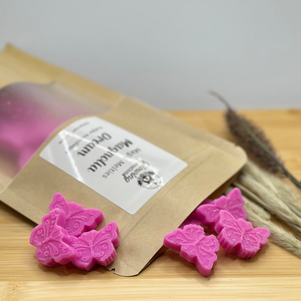 Magic Melties Magnolia Dream roze vlinder wax melts naast kraft verpakking met magnolia geur