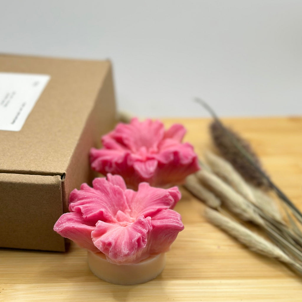 Magnolia Muse wax melts met magnolia geur – bloemvormige melts naast verpakking