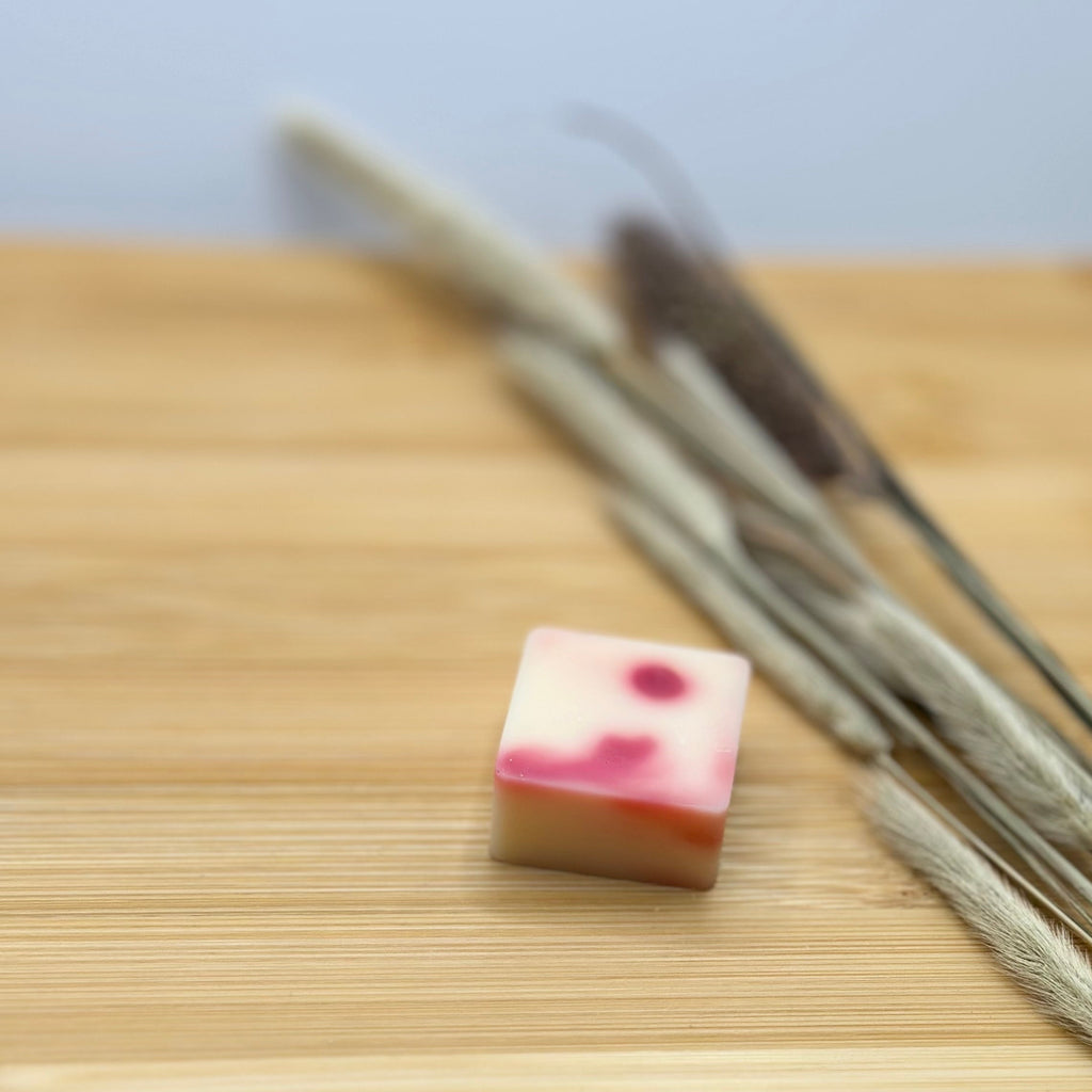 Detail van Pure Melts Midnight Cherry wax melt – handgemaakt geurblokje van koolzaadwas met rode swirl