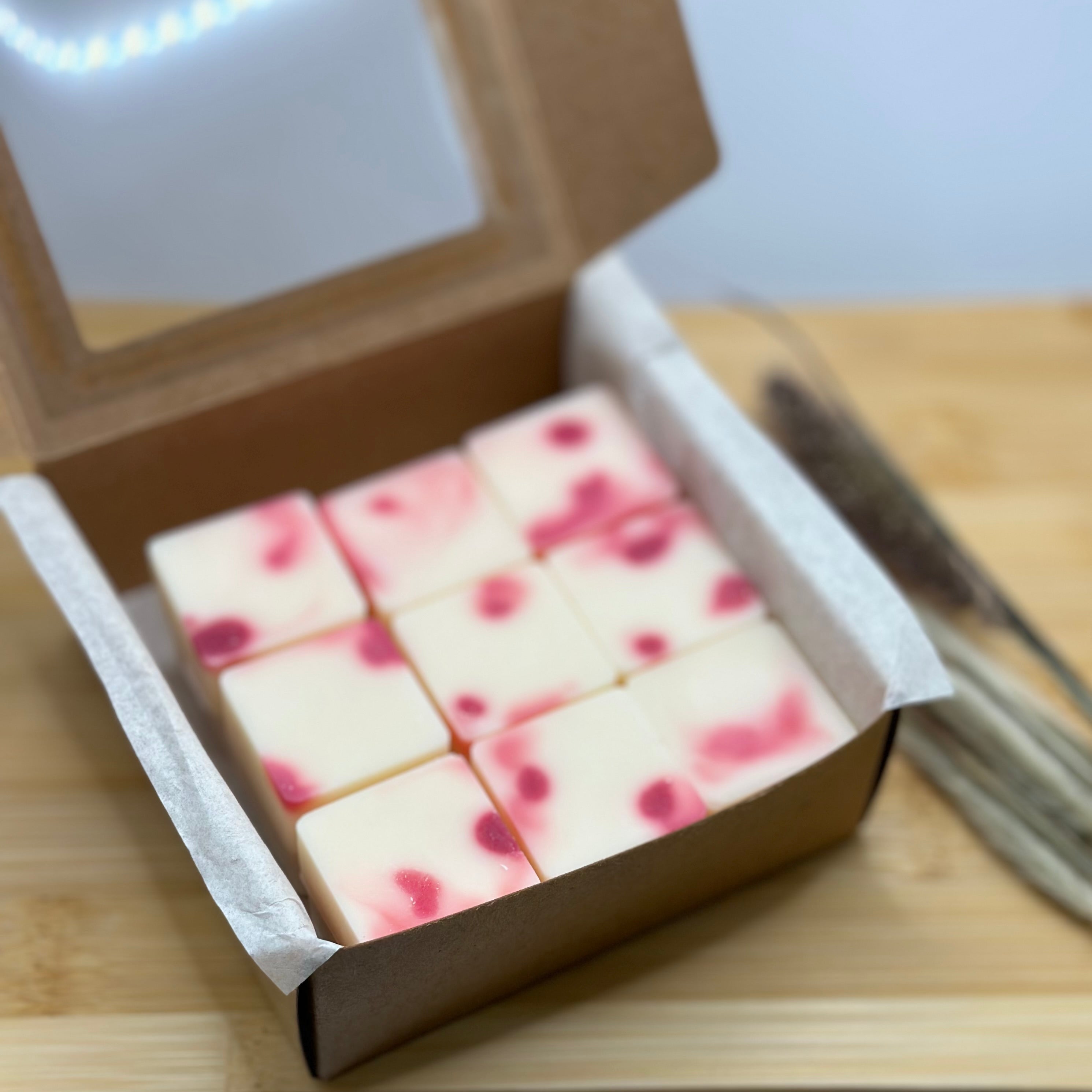 Close-up van Pure Melts Midnight Cherry wax melts – romige blokjes met rode swirl en zoete kersengeur