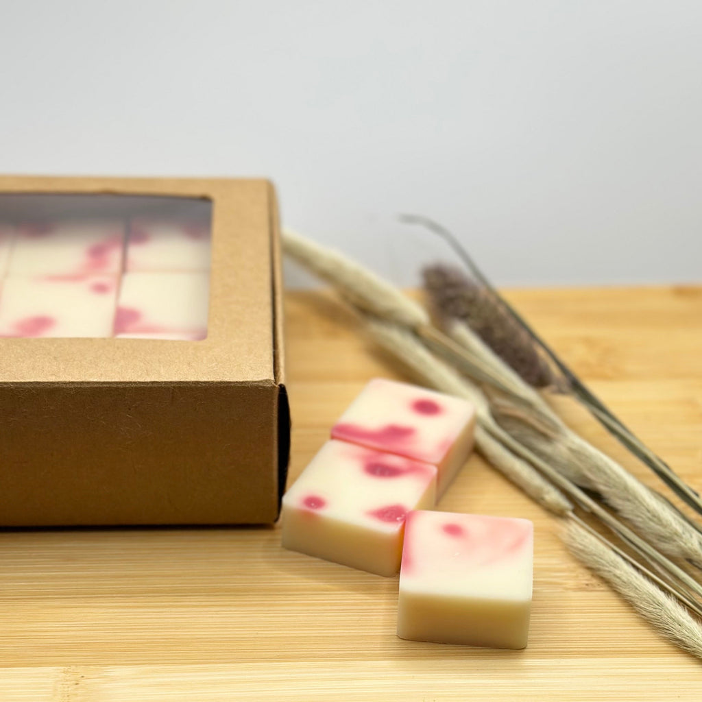 Pure Melts Midnight Cherry wax melt blokjes naast verpakking – luxe kersen geur voor waxbrander