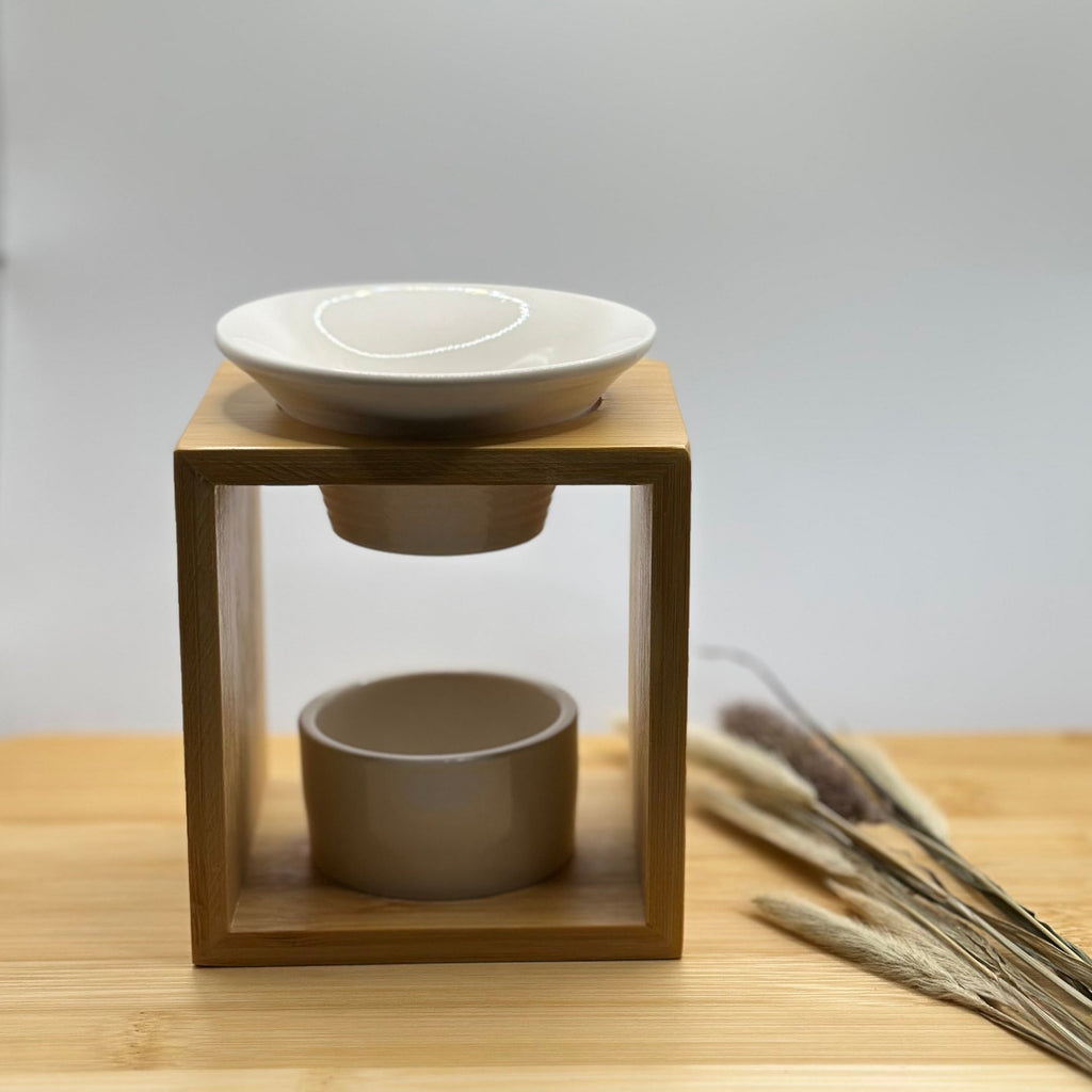 Waxbrander van bamboe hout met wit keramiek schaaltje en waxinehouder – minimalistisch design