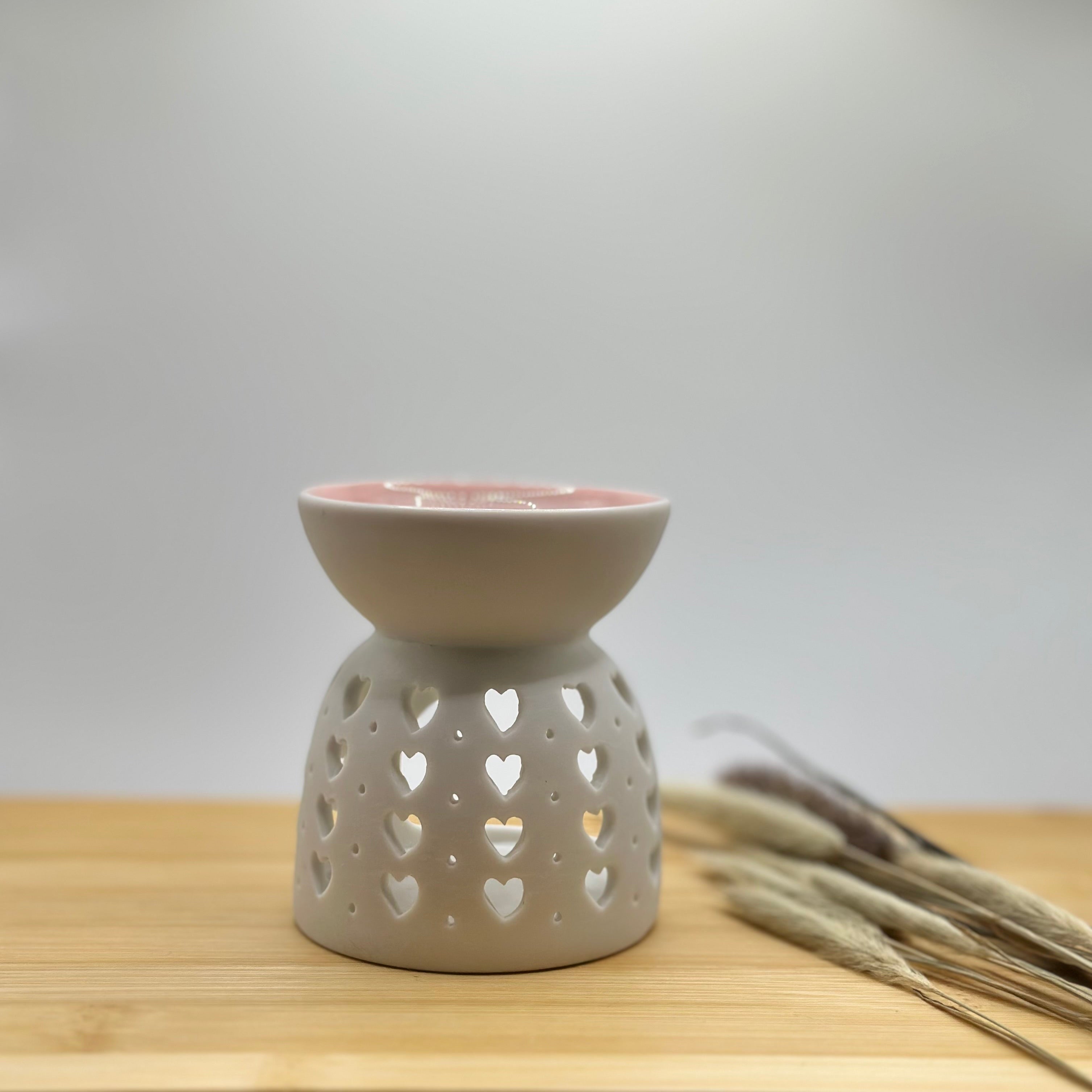 Witte keramieken waxbrander met uitgesneden hartjes en schaaltje bovenop voor waxmelts.