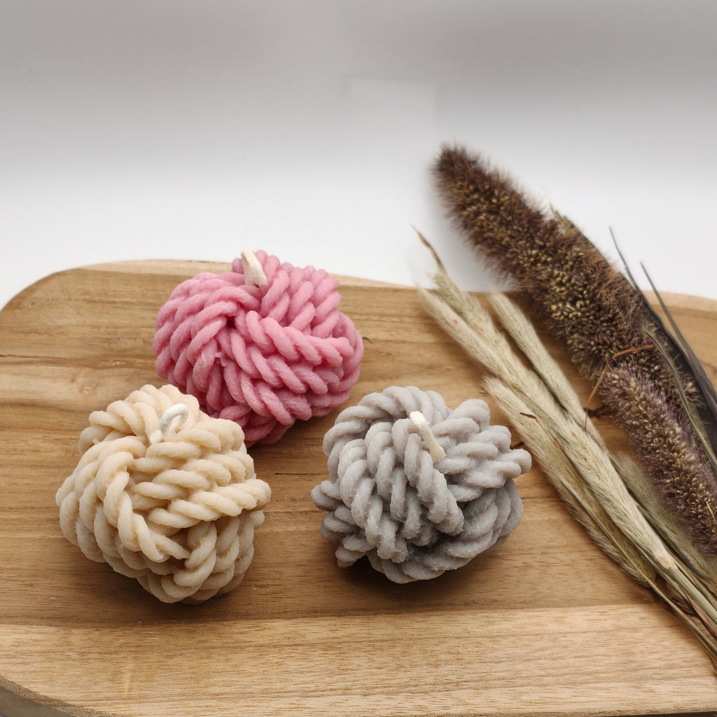 Een detailfoto van cozy yarn bolletje wol kaars