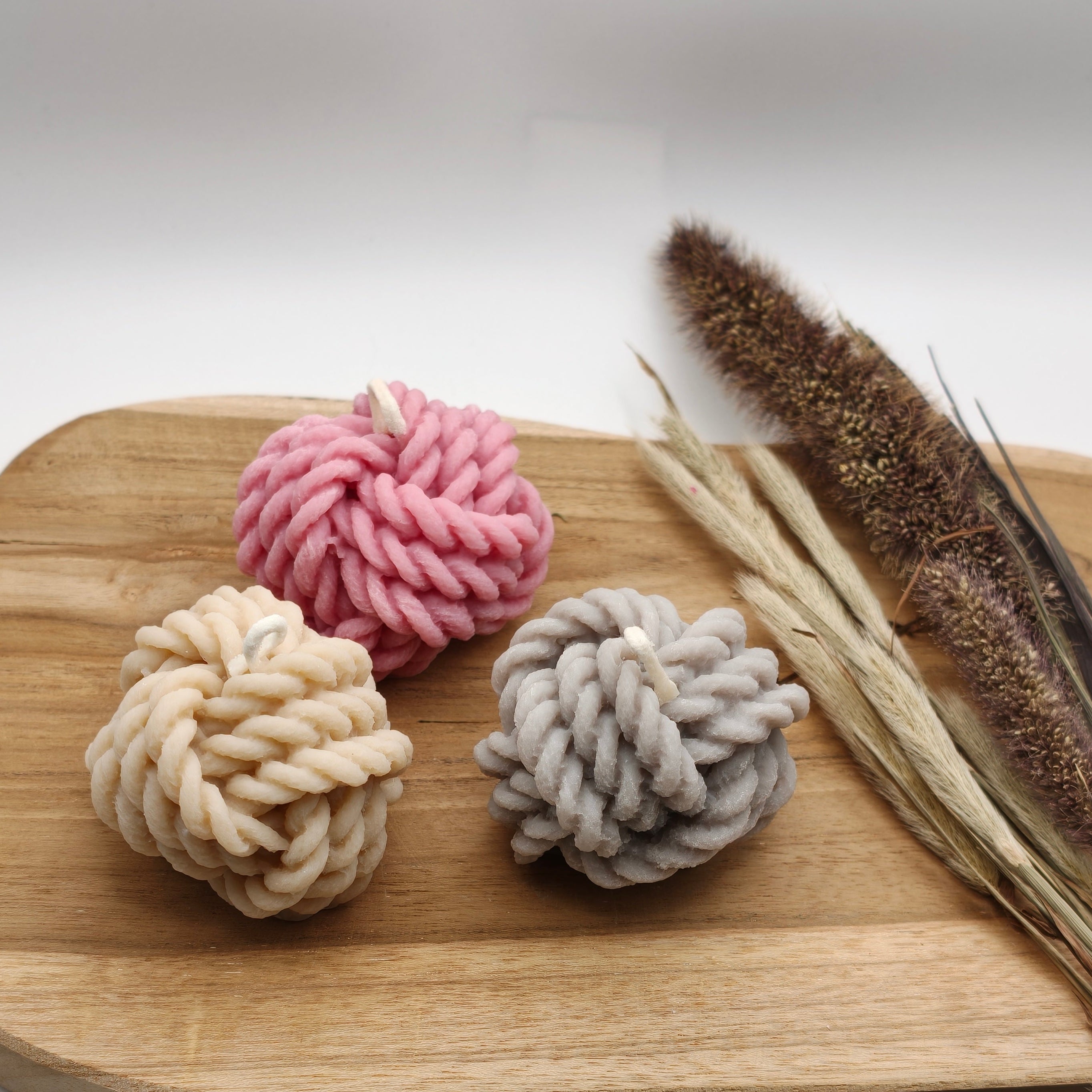 Een detailfoto van cozy yarn bolletje wol kaars