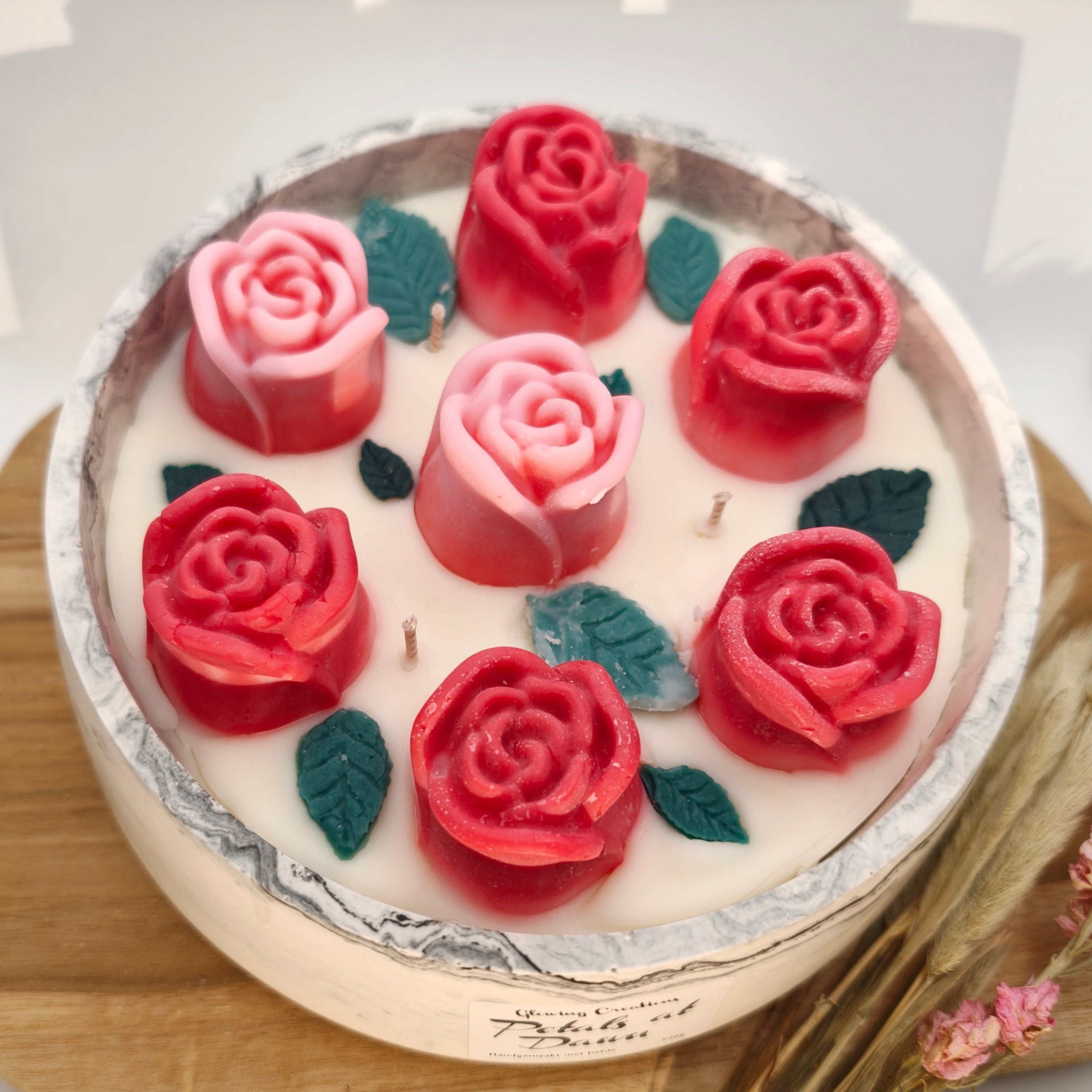 Petals at Dawn – Handgemaakte jesmonite schaal met rozen geurkaars